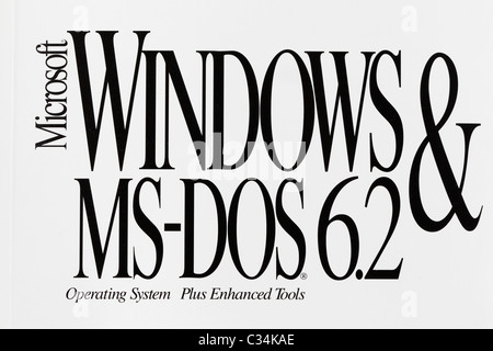 Close up detail d'un vieux Microsoft Windows et MS-DOS version 6.2 manuel, vers le début des années 1990. Banque D'Images