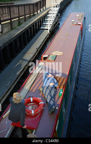 15-04 et les passagers passant par verrouillage england uk nottingham beeston Banque D'Images