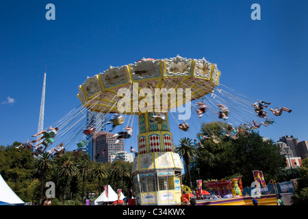 Carrousel au festival Moomba à Melbourne, en Australie, avec le bâtiment Eureka en arrière-plan Banque D'Images