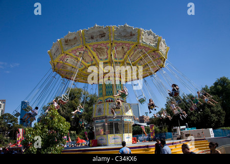 Carousel au Moomba Festival à Melbourne, avec Eureka building en arrière-plan Banque D'Images