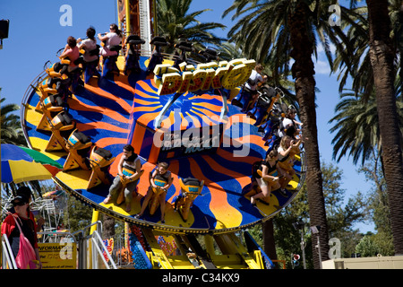 Fête foraine manèges de la Moomba Festival à Melbourne. Banque D'Images