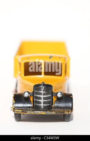 Camion Dinky Toy jaune Banque D'Images