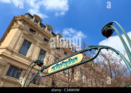 Entrée Art nouveau pour le métro de Paris Banque D'Images