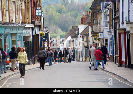 Visiteurs et acheteurs de Cheap Street, Cheap St, Sherborne, Dorset UK en avril Banque D'Images