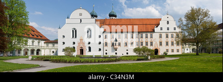 Atrium du monastère Benediktbeuern, vue sur le bâtiment du couvent / Bavaria, Germany, Europe Banque D'Images