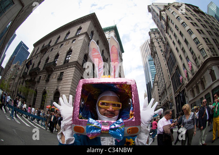 Des milliers de gens sur un chaud et ensoleillé dimanche de Pâques à New York le 24 avril 2011 pour l'assemblée annuelle 'parade' Banque D'Images