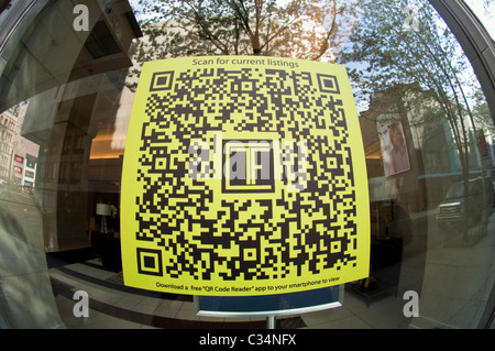 Une fenêtre dans un immeuble d'appartements à New York dispose de QR (quick response) code pour leurs listes de location Banque D'Images