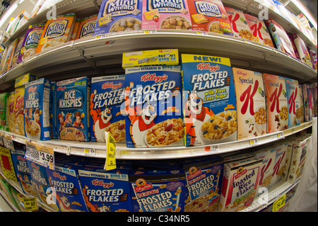 Boîtes de Frosted Flakes de Kellogg's et d'autres céréales pour petit-déjeuner dans une épicerie à New York Banque D'Images