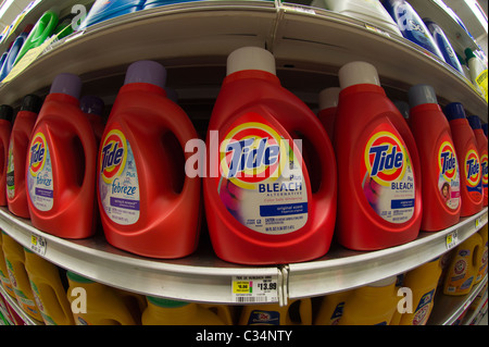 Un affichage de Procter & Gamble's Tide détergent sur les rayons des supermarchés à New York Banque D'Images