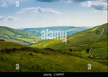 Vue du pied de la puce à la route vers le bas Kirkstone Windermere. Banque D'Images