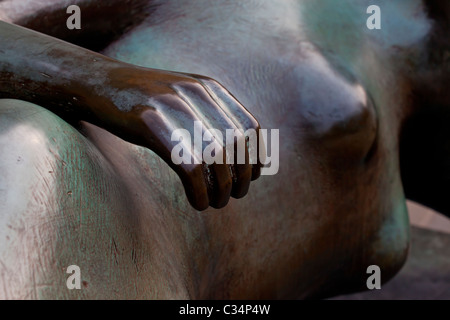 La sculpture de Henry Moore, intitulé Femme allongée : Coude Banque D'Images