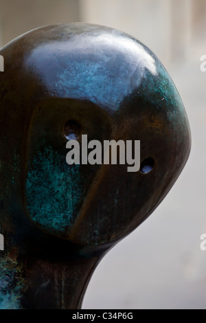 La sculpture de Henry Moore, intitulé Femme allongée : Coude Banque D'Images