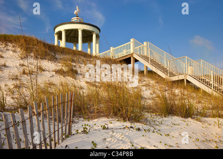 Escaliers et promenade sur la plage de dunes menant au bord de mer en Floride USA Banque D'Images