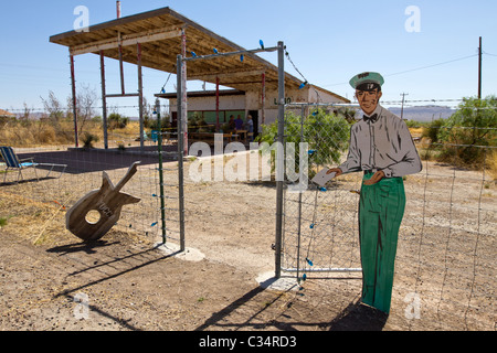 Découper d'un préposé de station en face d'une gare abandonnée dans l'ouest du Texas Banque D'Images