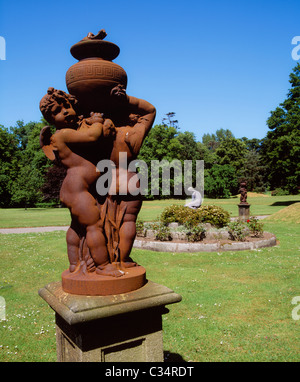 Kilruddery House Co Wicklow, Statue de fer et d'autres sculptures, l'été Banque D'Images