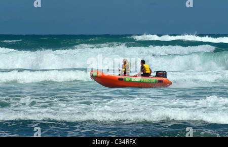Des sauveteurs sur surf patrol, BP, le bateau de sauvetage Piha beach, Waitakere, côte ouest de l'île de Nouvelle-zélande Noth Banque D'Images