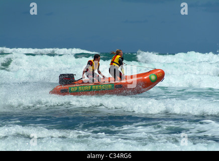 Des sauveteurs sur surf patrol, BP, le bateau de sauvetage Piha beach, Waitakere, côte ouest de l'île de Nouvelle-zélande Noth Banque D'Images