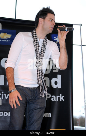 Scott Robinson, ex-membre du boyband 5ive effectue lors du lancement de la nouvelle automobile Toomey Retail Park à Rochford. Banque D'Images