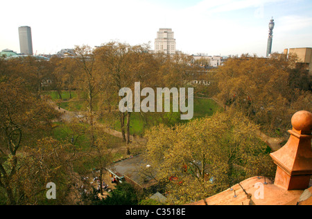 Vue sur le toit de l'hôtel Russell, de Russell Square, Centre Point, Sénat et Chambre Telecom Tower, Bloomsbury, London, UK Banque D'Images