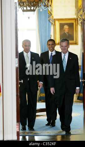 Le président américain Barack Obama et le Vice-président Joe Biden, introduire le sénateur républicain Judd Gregg (R) que le candidat désigné pour Banque D'Images