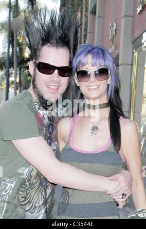 Wayne Static du groupe Static-X et épouse Tera Wray dehors et environ dans la région de Beverly Hills Los Angeles, Californie - 03.02.09 Banque D'Images