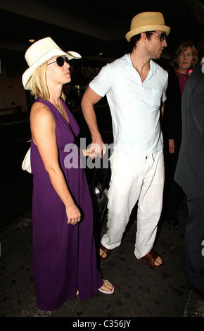 Jennie Garth et Peter Facinelli vu en arrivant à l'aéroport de LAX pour prendre un avion. Los Angeles, Californie - 23.02.09 47/ Agent Banque D'Images