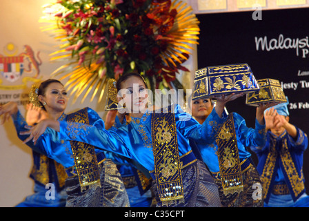 Danseurs de Malaisie Le Roi et la Reine de Malaisie assister à une cérémonie de lancement d'une promotion en magasin d'artisanat de Malaisie à Banque D'Images