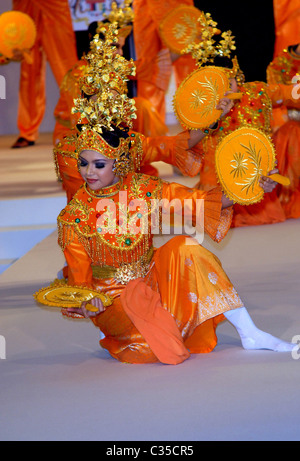 Danseurs de Malaisie Le Roi et la Reine de Malaisie assister à une cérémonie de lancement d'une promotion en magasin d'artisanat de Malaisie à Banque D'Images