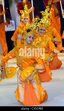 Danseurs de Malaisie Le Roi et la Reine de Malaisie assister à une cérémonie de lancement d'une promotion en magasin d'artisanat de Malaisie à Banque D'Images