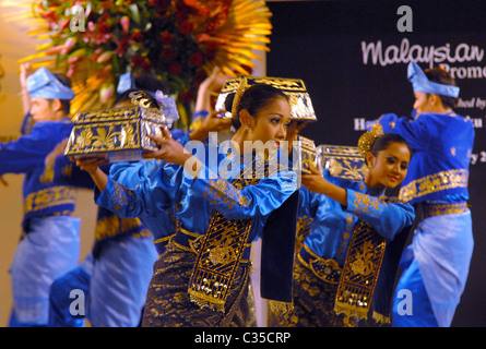 Danseurs de Malaisie Le Roi et la Reine de Malaisie assister à une cérémonie de lancement d'une promotion en magasin d'artisanat de Malaisie à Banque D'Images