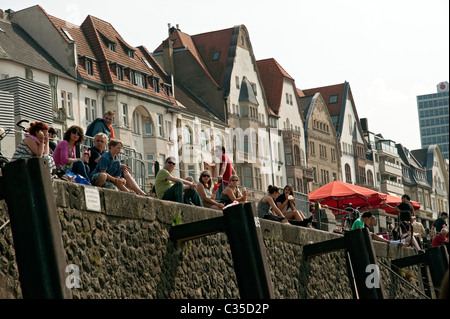 Les personnes bénéficiant du soleil sur une chaude journée de Düsseldorf, NRW, Allemagne Banque D'Images