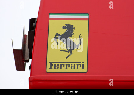 Cheval cabré Ferrari insigne sur le côté du camion de transport Banque D'Images