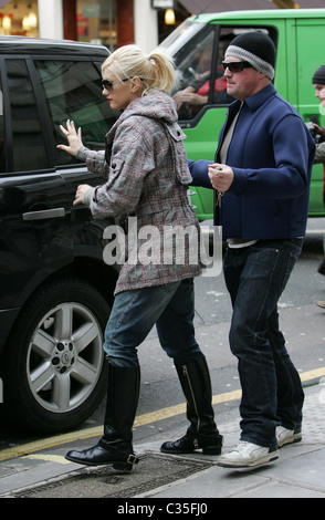 Gwen Stefani laissant pan-asiatique restaurant de nouilles Wagamama avec son fils, Londres, Angleterre - 12.02.09 Banque D'Images