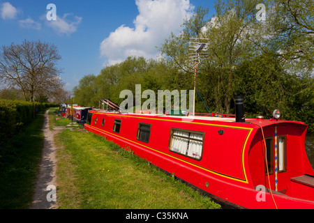 Narrowboats amarré sur les Trent et Mersey canal près de Derbyshire, Angleterre Shardlow GO UK EU Europe Banque D'Images