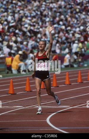 Grete Waitz (NI) terminant deuxième dans la Women's marathon des Jeux Olympiques d'été de 1984 à Los Angeles. Banque D'Images