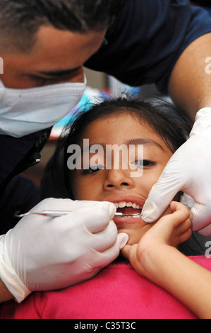 LA RÉGION, d'El Salvador, de l'hôpital Corpsman fournit des soins dentaires à un patient Banque D'Images