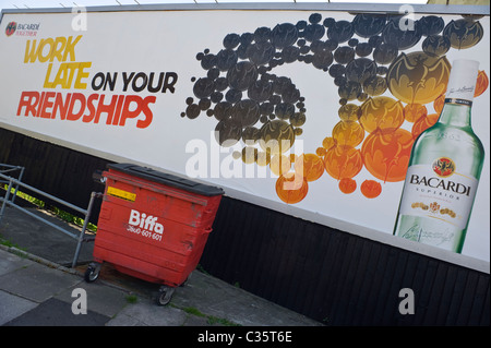 Panneau publicitaire sur le site JCDECAUX publicité pour le rhum Bacardi boisson alcoolisée avec Biffa waste bin Banque D'Images