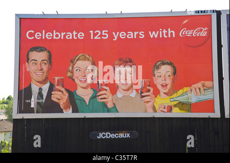 Panneau publicitaire sur le site de l'affiche fiche 48 JCDecaux annonce Célébrons les 125 ans de COCA COLA Banque D'Images