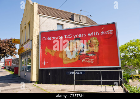 Panneau publicitaire sur le site JCDecaux annonce Célébrons les 125 ans de COCA COLA Banque D'Images