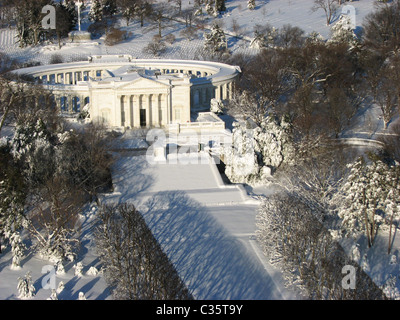 Des couvertures de neige le Tombeau des inconnues au cimetière national d'Arlington après un quasi-record de neige en Virginie Banque D'Images