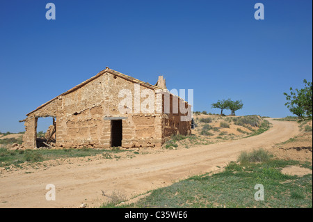 Ancienne ferme en pierre sur la plaine de l'Aragon en Espagne Banque D'Images