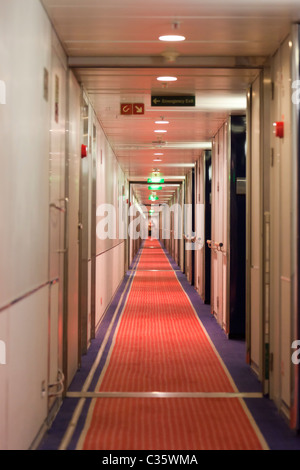 Couloir sans fin dans un paquebot de croisière Costa Classica Banque D'Images