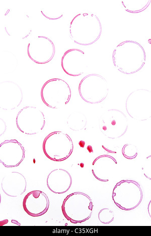 Close up of wine glass marques sur fond blanc Banque D'Images