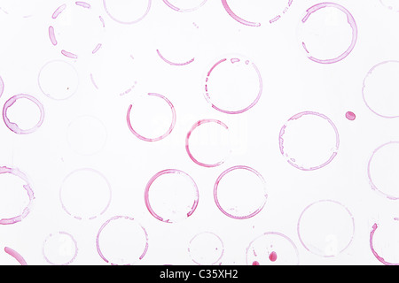 Close up of wine glass marques sur fond blanc Banque D'Images