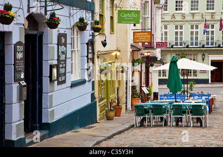 Church Lane, une petite rue pavée de bars, cafés et restaurants à Windsor, Berkshire, England, UK Banque D'Images