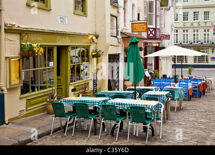 Des tables et des chaises à l'extérieur d'un bar à vin et restaurant à Church Lane, une petite rue pavée à Windsor, Berkshire, England, UK Banque D'Images