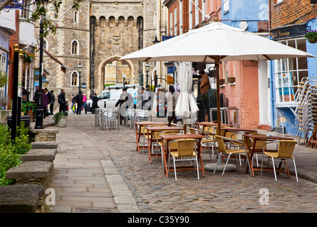 Church Street, une rue pavée de bars, restaurants et boutiques de souvenirs en regardant vers le château de Windsor Berkshire England UK Banque D'Images