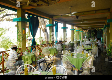 Le petit-déjeuner sur la terrasse de l'Hôtel Restaurant & Bar, Montego Bay, Jamaïque, St James Banque D'Images