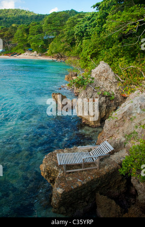 Chaise de salon en bois à la plage Anse à Great Huts eco-resort, Boston Bay, Portland, Jamaïque Banque D'Images