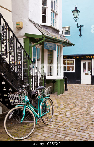 Bicyclette verte par l'escalier en fer forgé près de la Crooked House, Market Street une petite ruelle pavée backstreet à Windsor, Angleterre, Royaume-Uni Banque D'Images